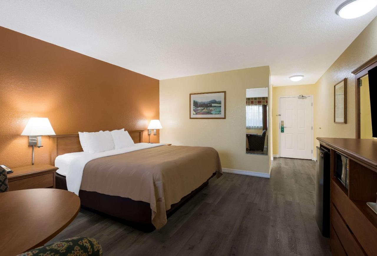 Queen Room at Quality Inn & Suites Medford Airport