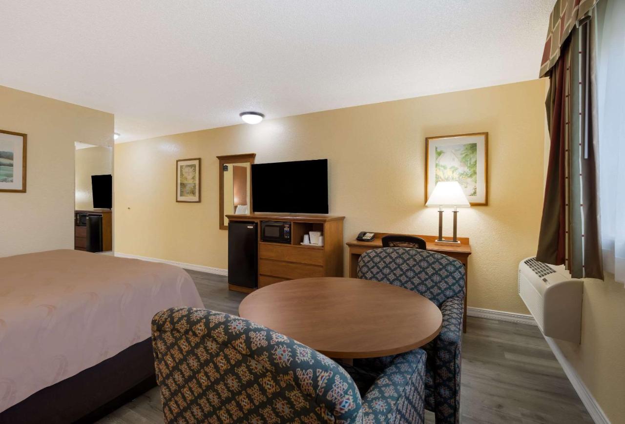 Queen Room at Quality Inn & Suites Medford Airport