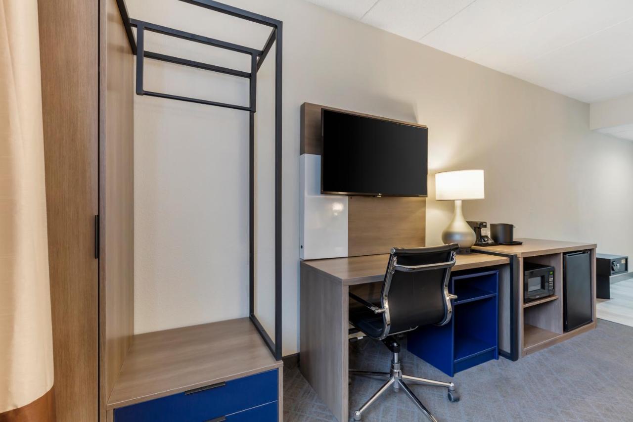 King Suite - Non-Smoking at Comfort Inn Herndon - Reston