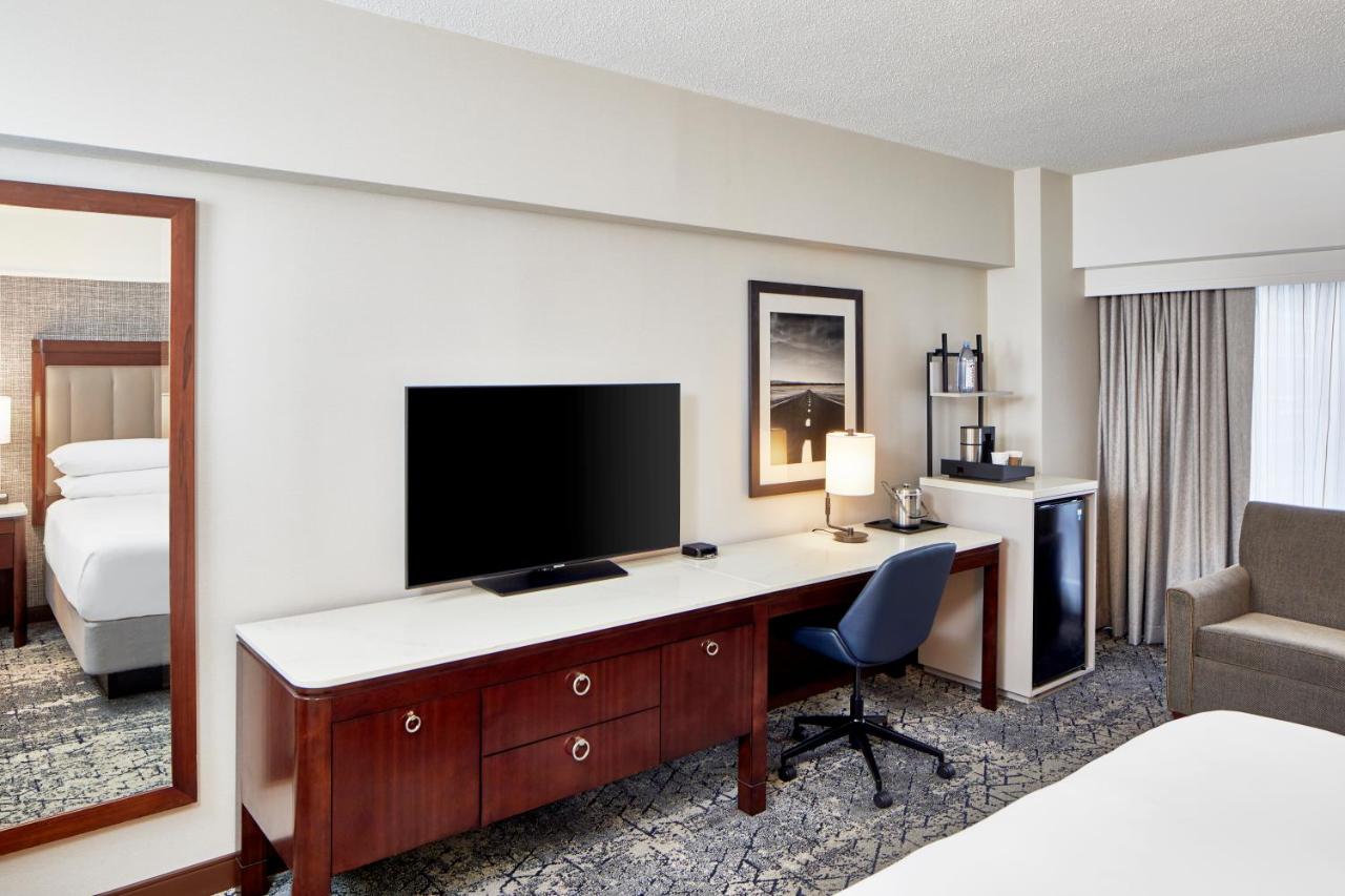 Club level, Guest room, 1 King, Sofa bed at Sheraton Indianapolis Hotel at Keystone Crossing
