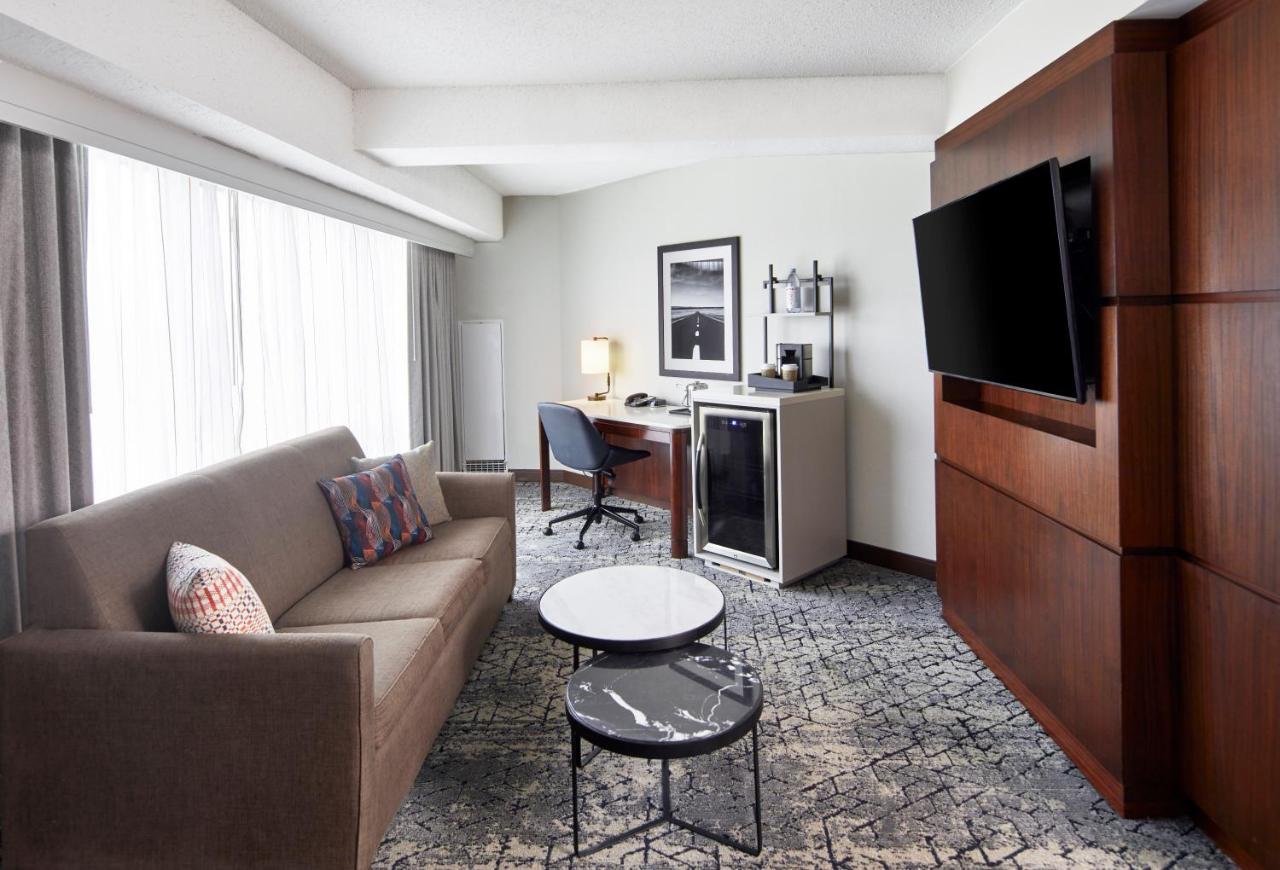 Junior Suite, 1 King, Sofa bed at Sheraton Indianapolis Hotel at Keystone Crossing