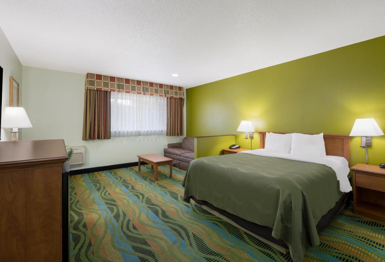 Queen Room at Quality Inn & Suites Medford Airport