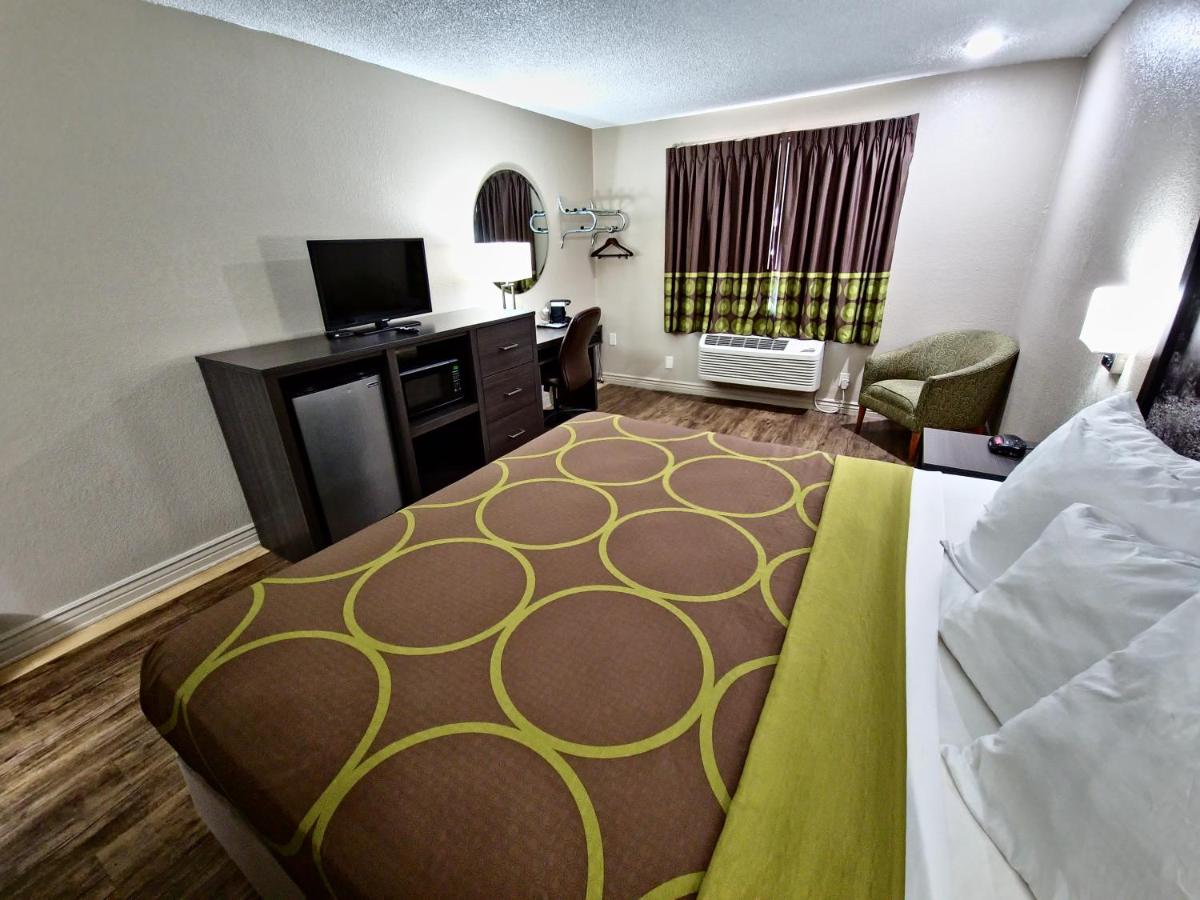 1 King Bed, Mobile Accessible Room, Bathtub w/Grab Bars, Non-Smoking at Super 8 by Wyndham Goodyear/Phoenix Area