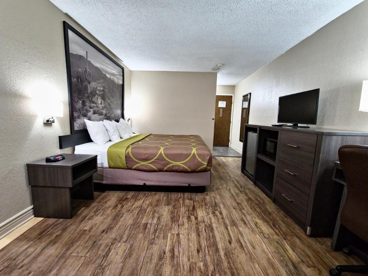 1 King Bed, Mobile Accessible Room, Bathtub w/Grab Bars, Non-Smoking at Super 8 by Wyndham Goodyear/Phoenix Area