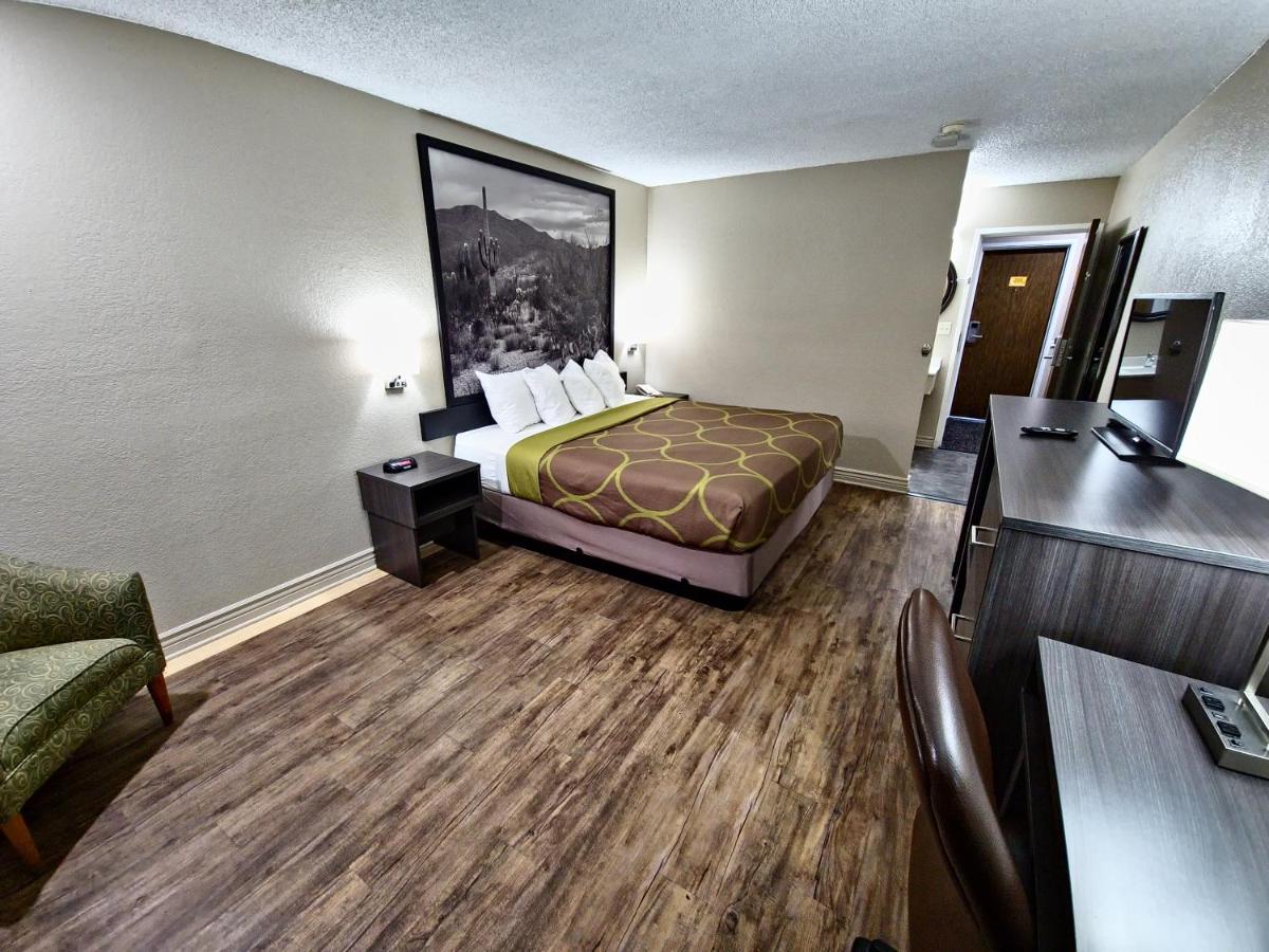 1 King Bed, Mobile Accessible Room, Bathtub w/Grab Bars, Non-Smoking at Super 8 by Wyndham Goodyear/Phoenix Area
