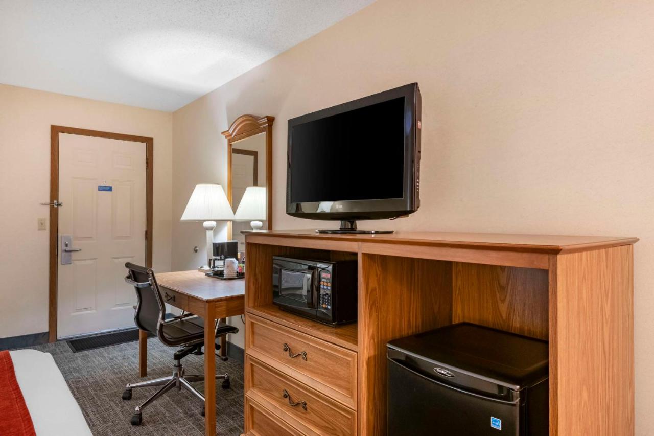 King Room with Bath Tub - Disability Access/Non-Smoking at SureStay Plus Hotel by Best Western Buffalo