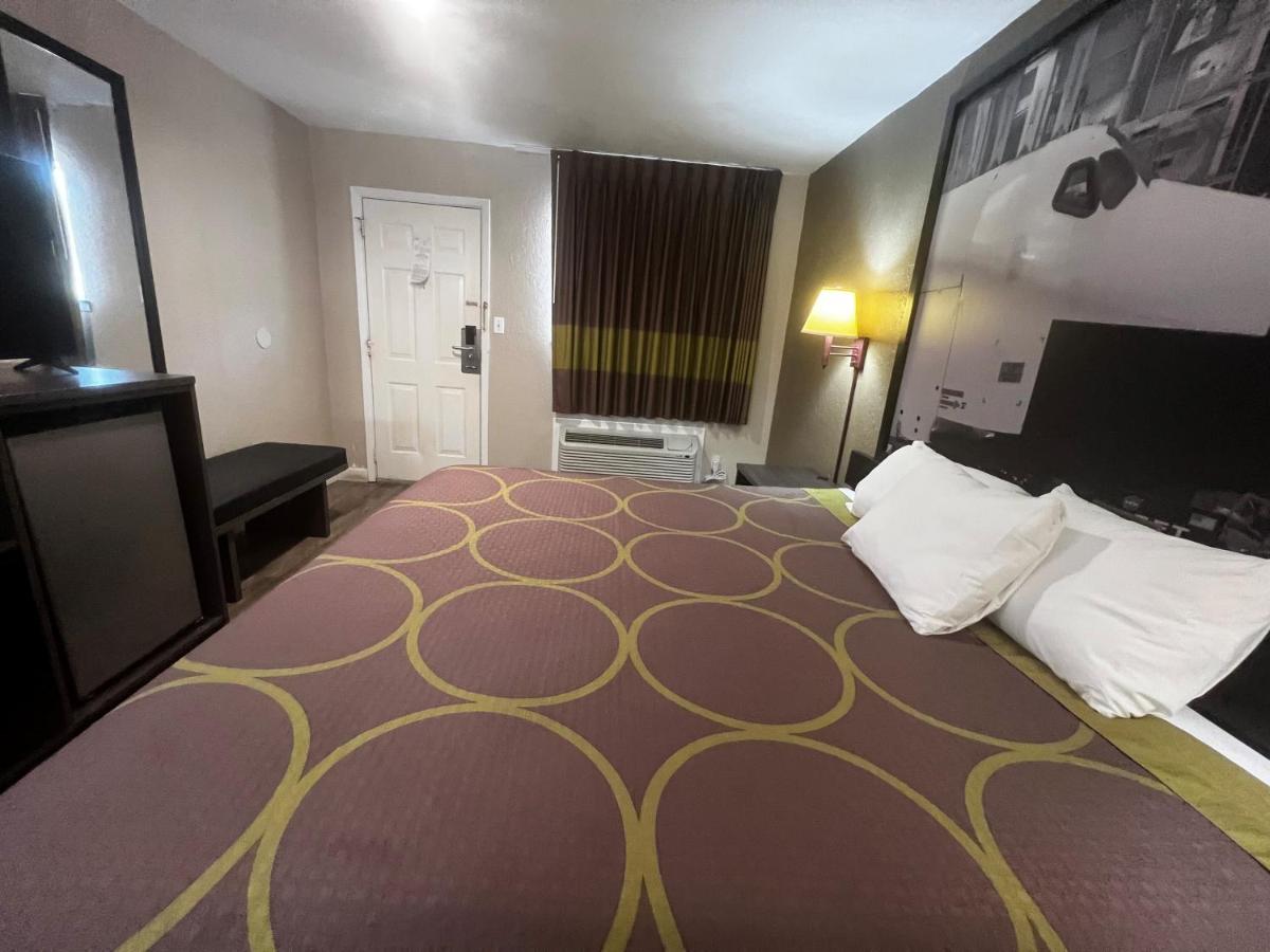 | Super 8 by Wyndham La Marque TX/Texas City Area