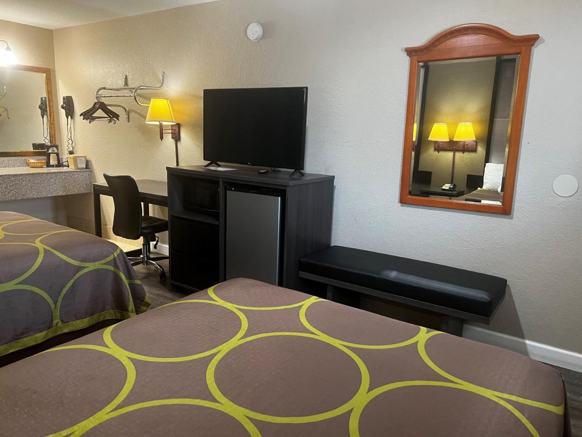 | Super 8 by Wyndham La Marque TX/Texas City Area