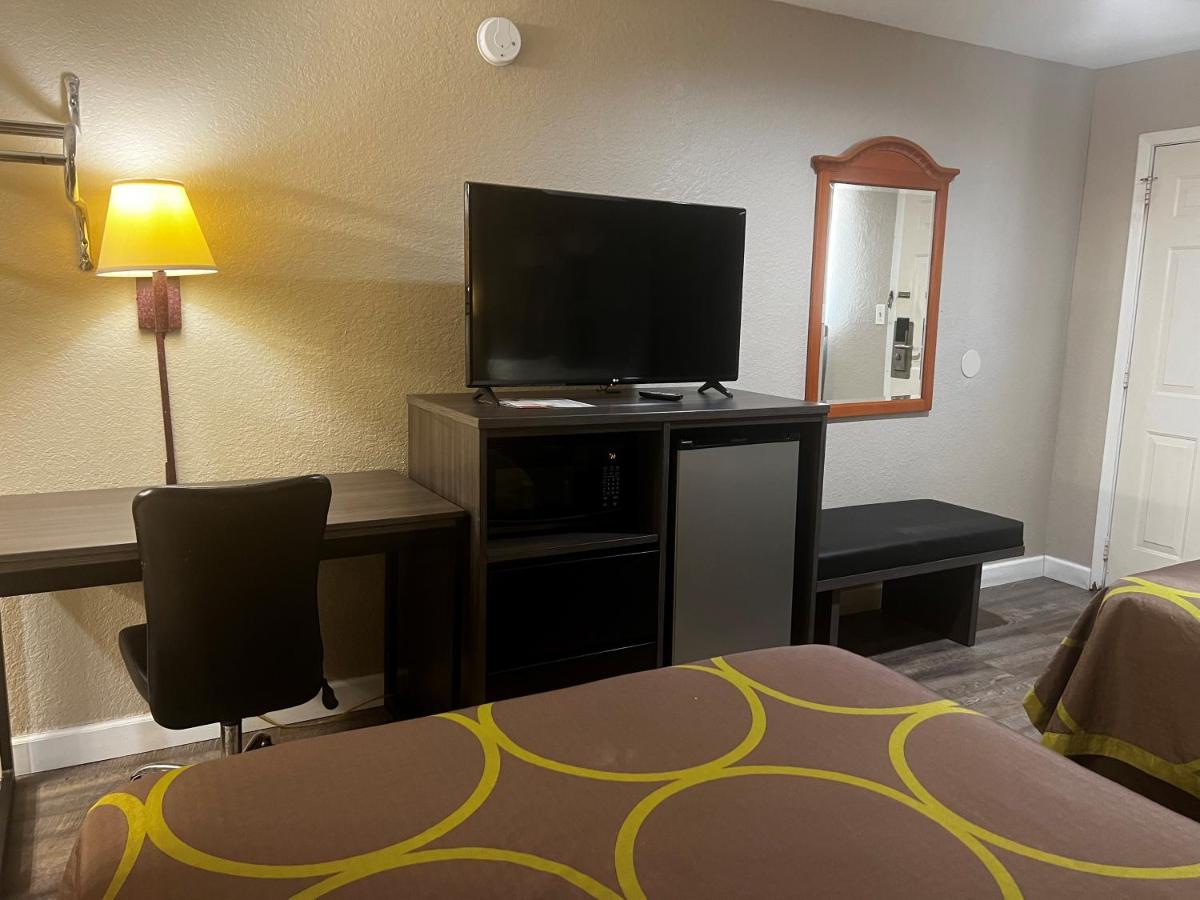 | Super 8 by Wyndham La Marque TX/Texas City Area