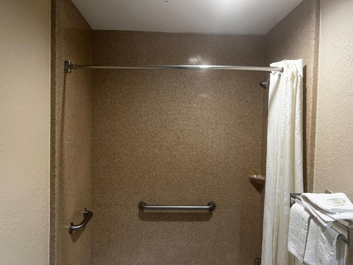 | Super 8 by Wyndham La Marque TX/Texas City Area