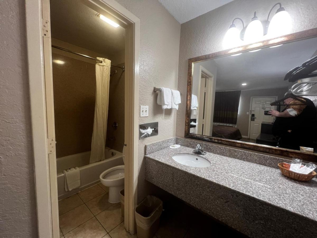 | Super 8 by Wyndham La Marque TX/Texas City Area