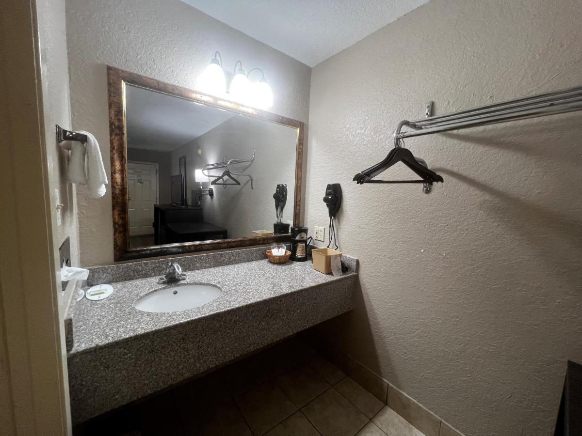 | Super 8 by Wyndham La Marque TX/Texas City Area