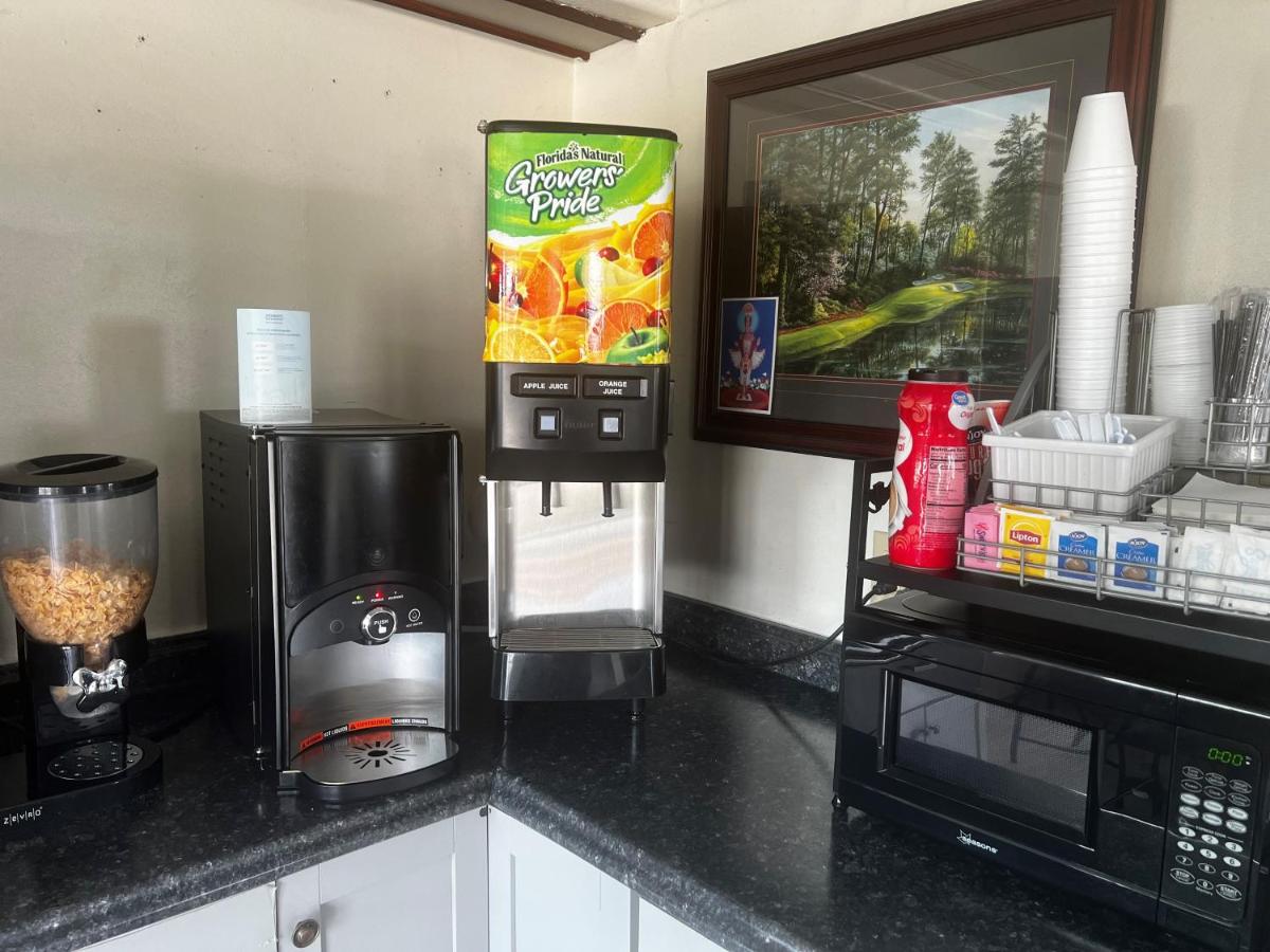 | Super 8 by Wyndham La Marque TX/Texas City Area
