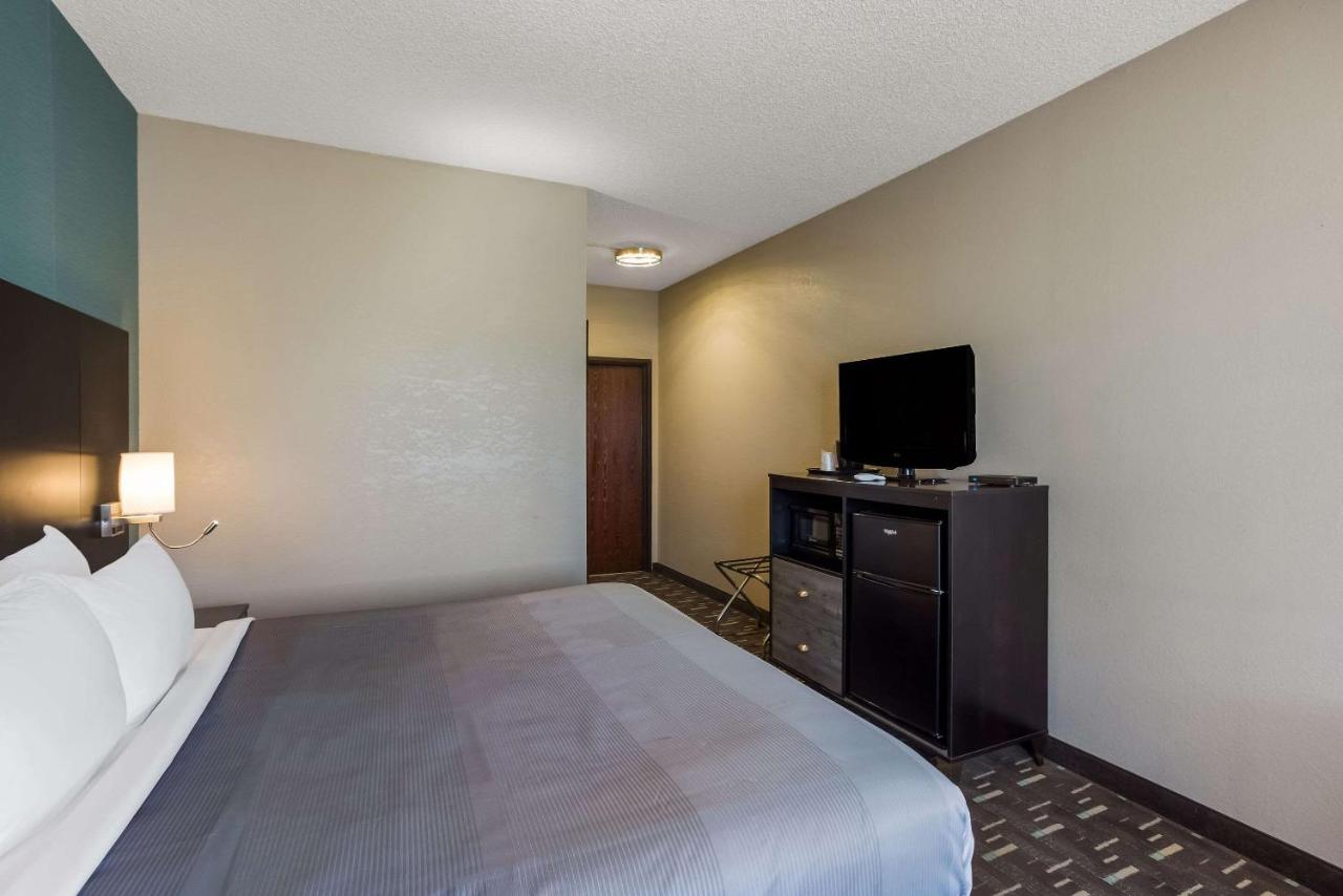 King Room - Disability Access/Non-Smoking at Quality Inn Galesburg near US Highway 34 and I-74