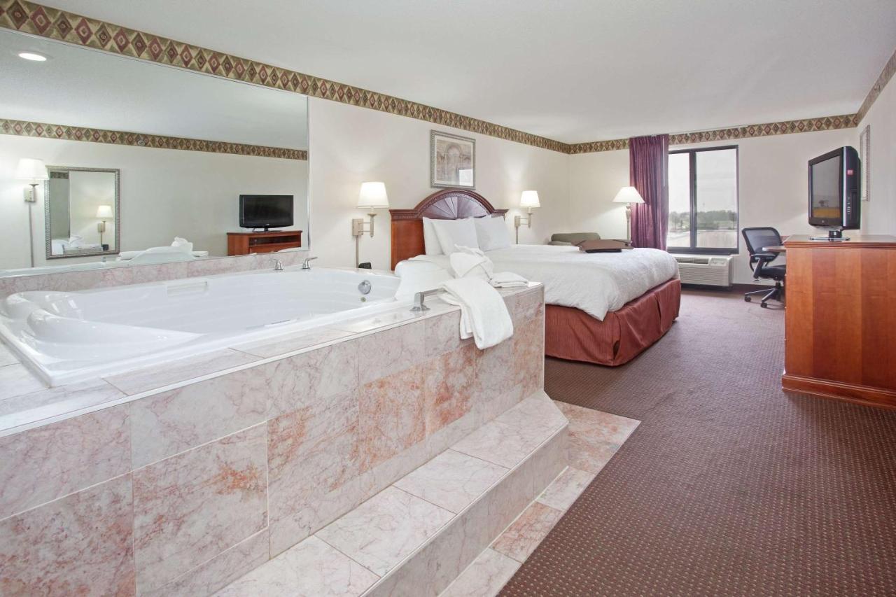 King Suite with Spa Bath - Non-Smoking at Hampton Inn Bowling Green