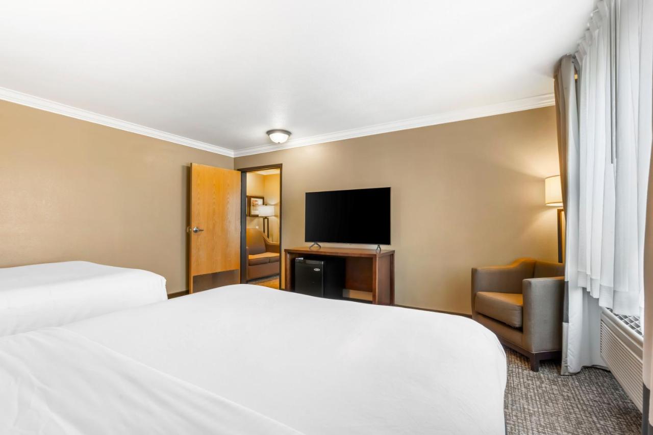 Suite with One King Bed and Two Queen Beds - Accessible/Non-Smoking at Comfort Inn & Suites Redwood Country