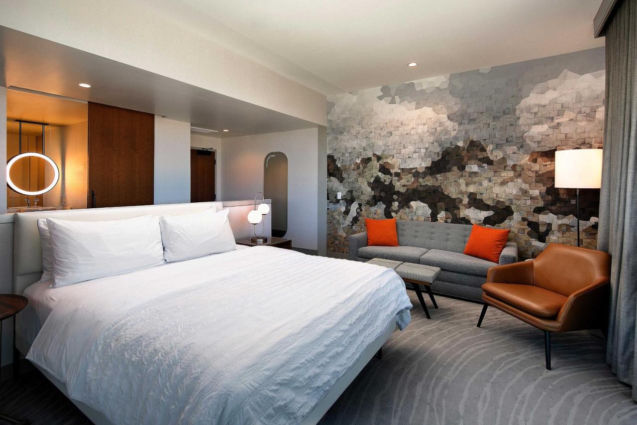Deluxe, Guest room, 1 King, Sofa bed at Le Méridien Pasadena Arcadia