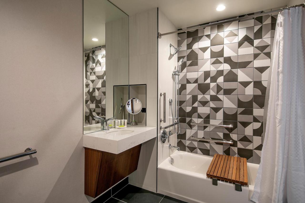 Classic King Room - Hearing Accessible at Le Méridien Pasadena Arcadia