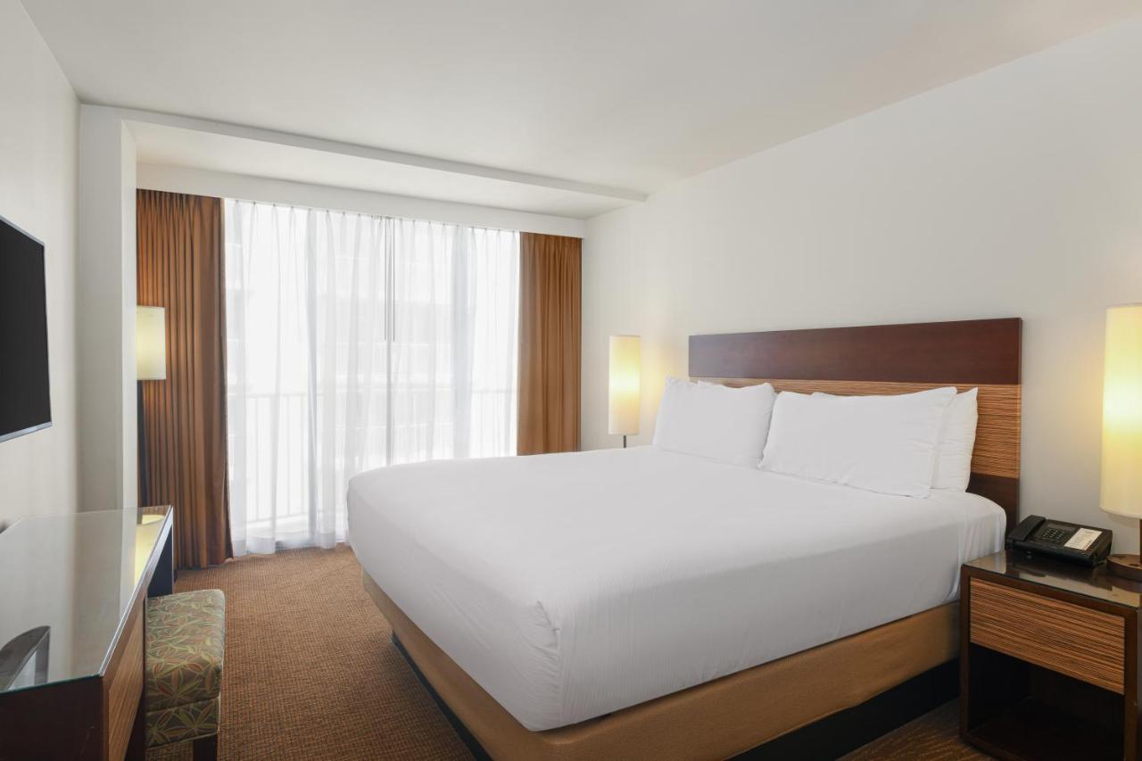 Standard King Room at Park Shore Waikiki