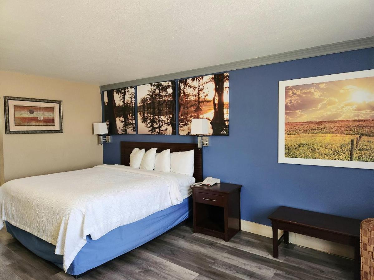 King Room with Roll-In Shower - Mobility/Hearing Accessible - Non-Smoking at Days Inn by Wyndham Rosenberg