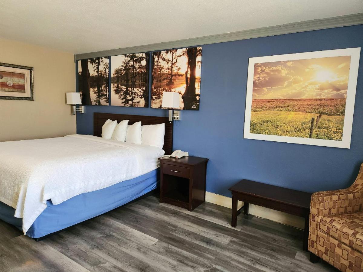 King Room with Roll-In Shower - Mobility/Hearing Accessible - Non-Smoking at Days Inn by Wyndham Rosenberg
