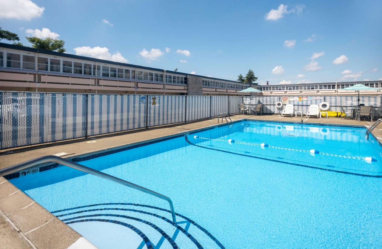 | Days Inn by Wyndham Hicksville Long Island