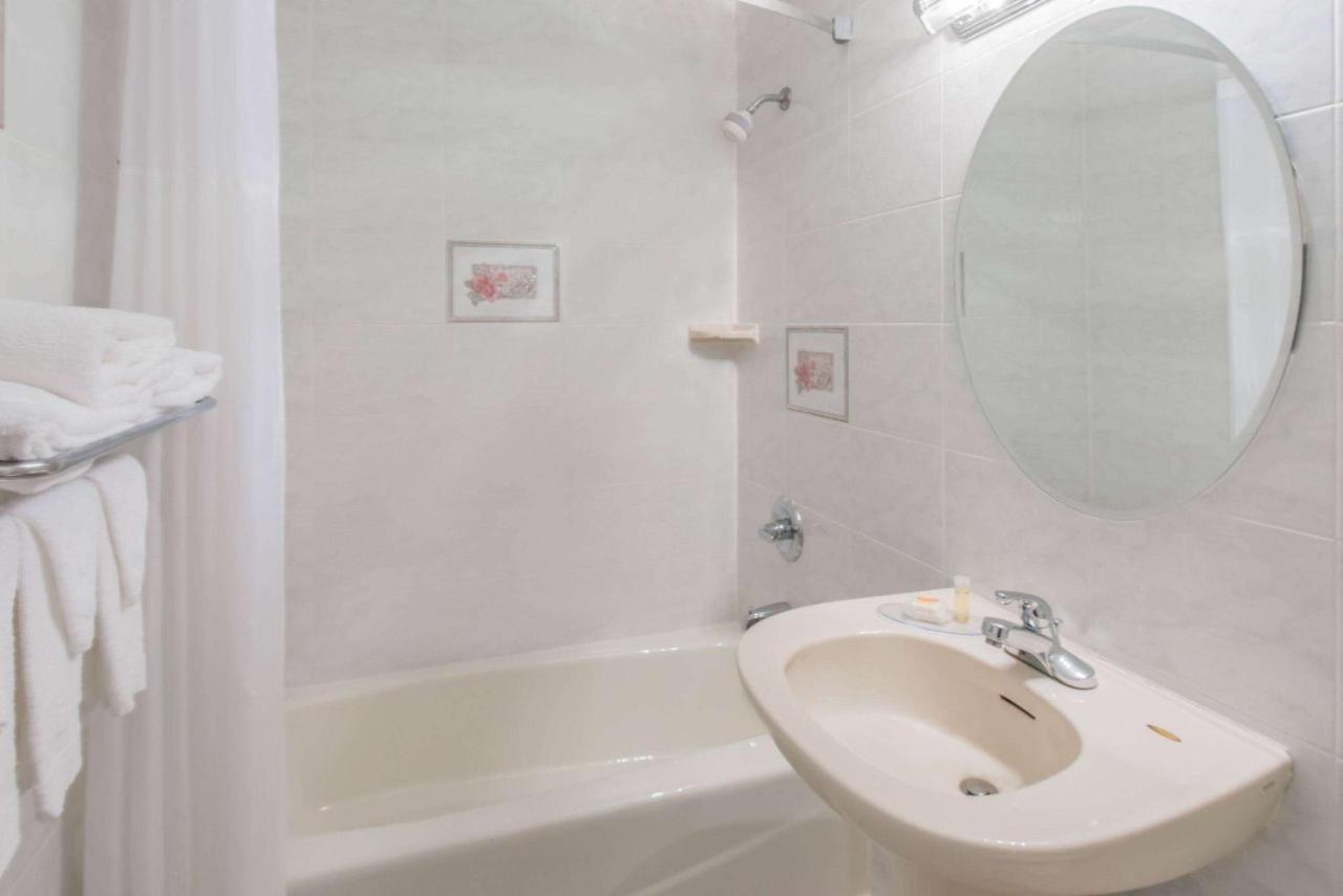 | Days Inn by Wyndham Hicksville Long Island
