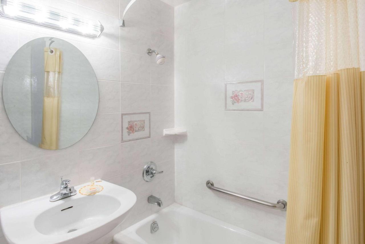 | Days Inn by Wyndham Hicksville Long Island