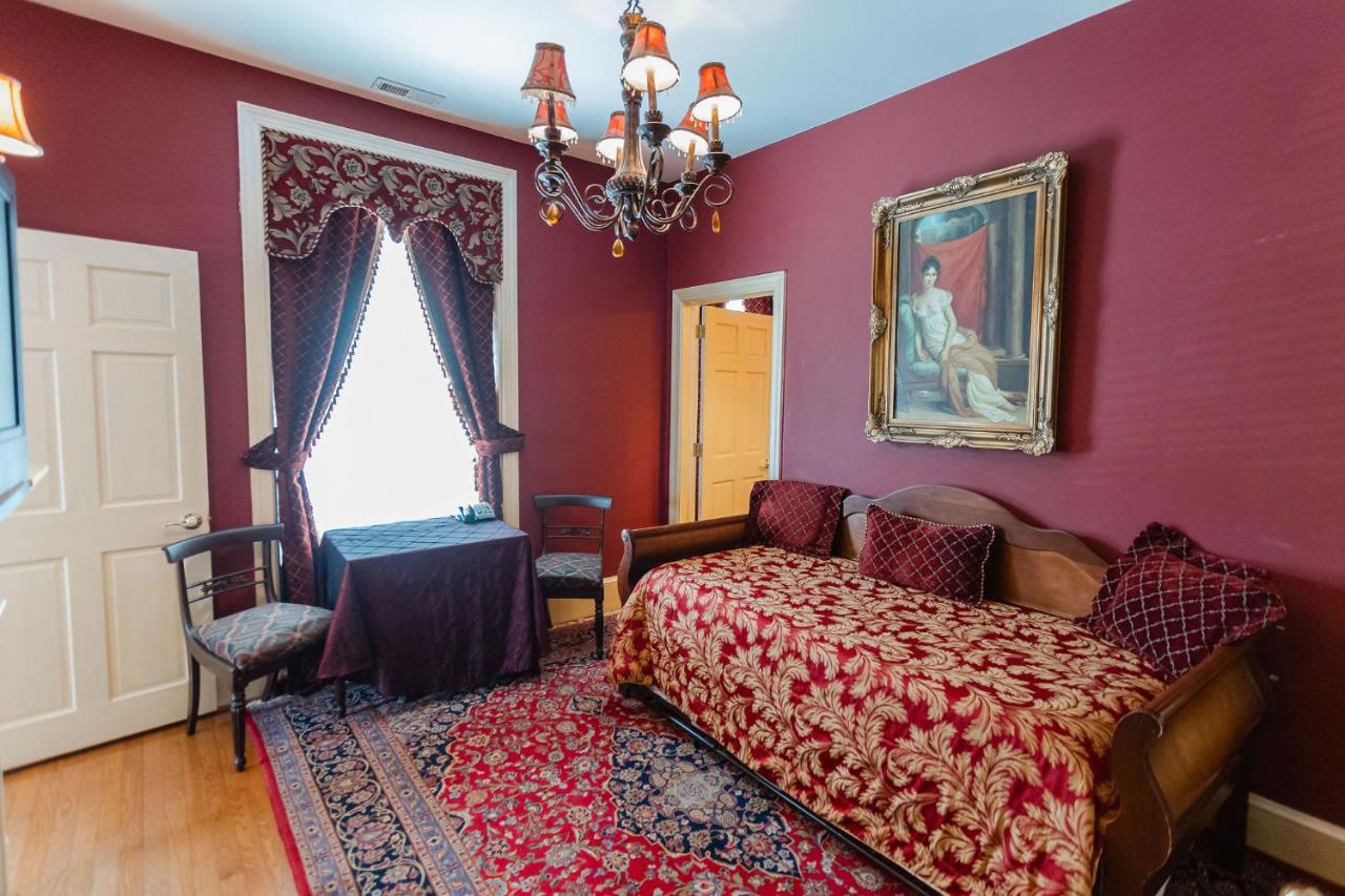 | 1840s Carrollton Inn