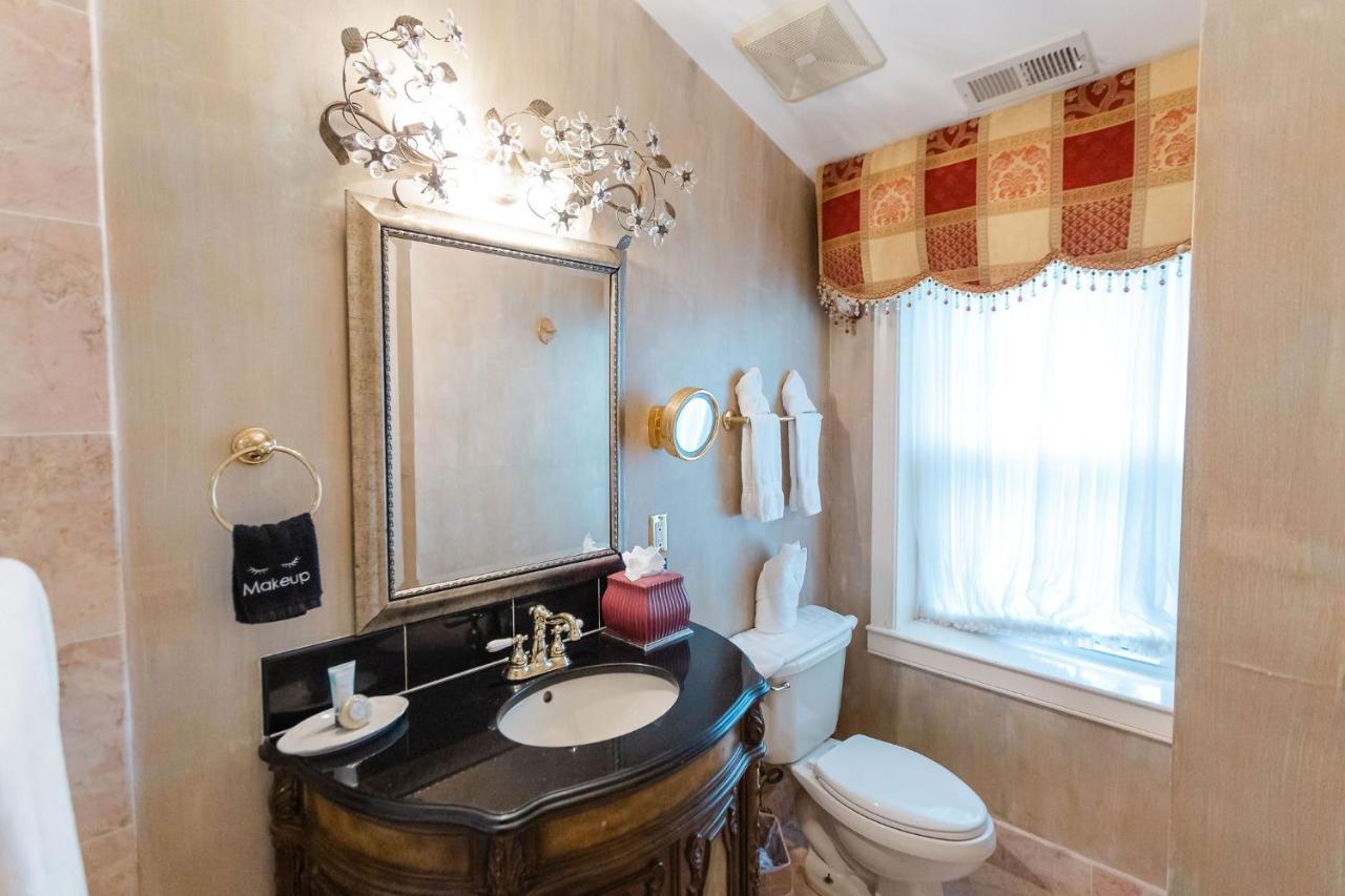 | 1840s Carrollton Inn