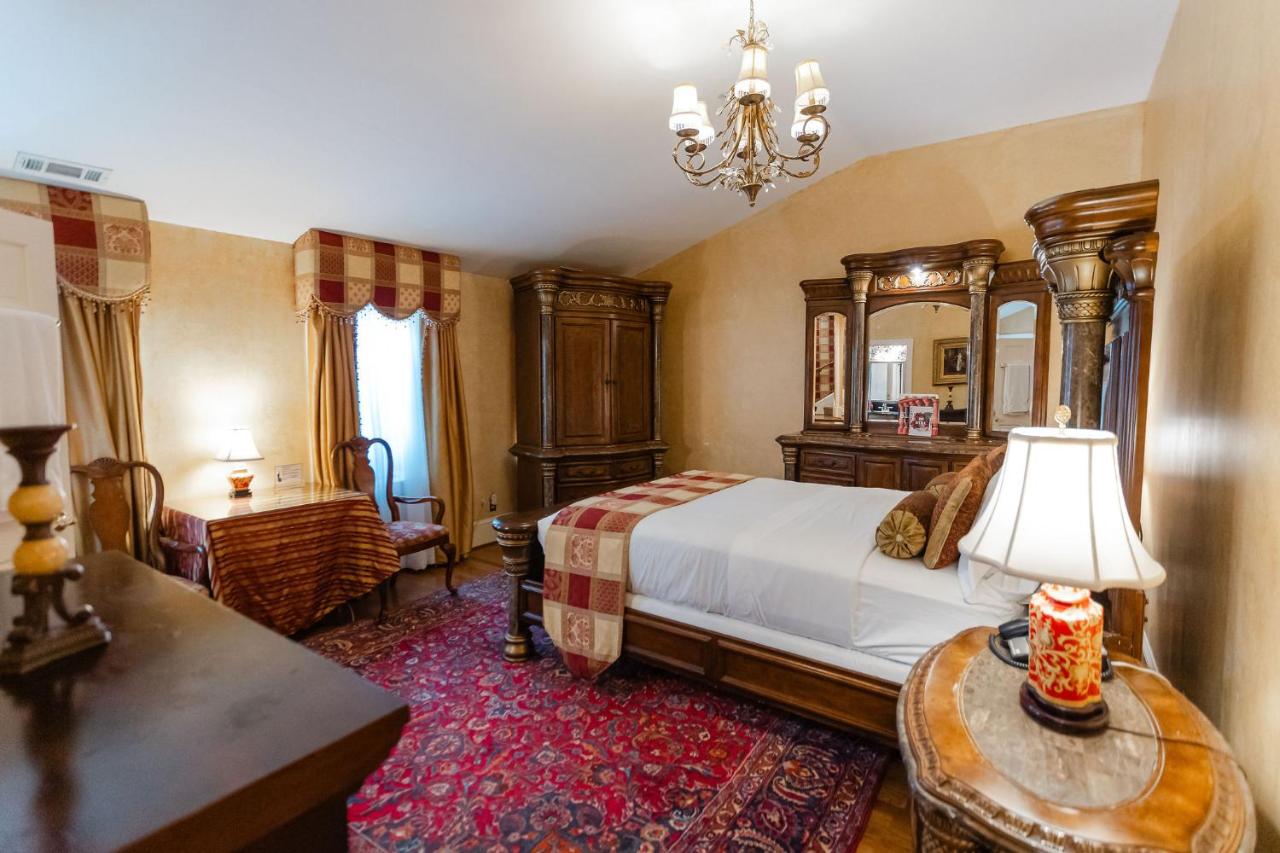 | 1840s Carrollton Inn