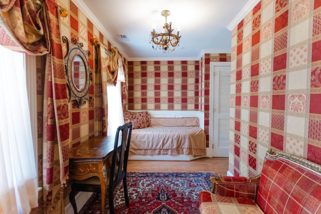 | 1840s Carrollton Inn