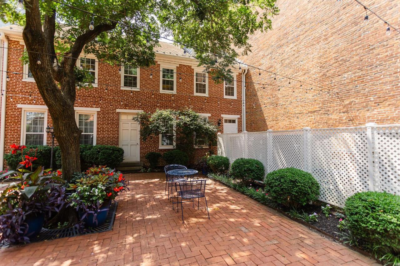 | 1840s Carrollton Inn