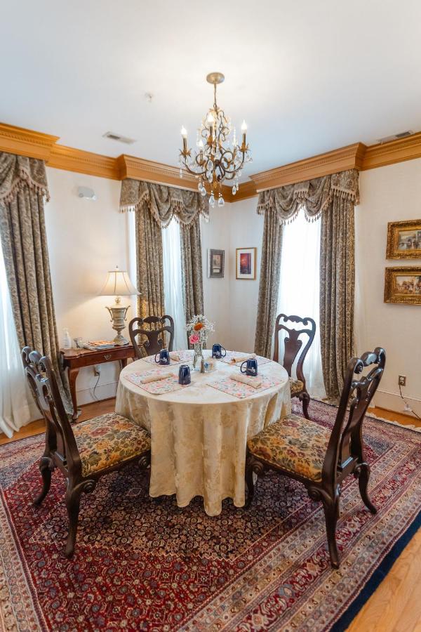 | 1840s Carrollton Inn