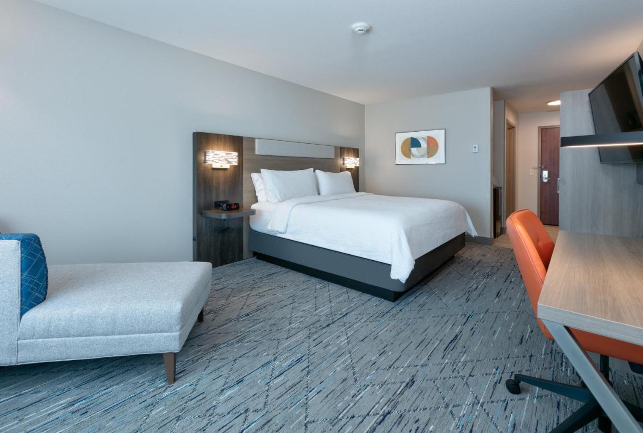 King Room at Holiday Inn Express Hotel & Suites Minneapolis SW - Shakopee by IHG