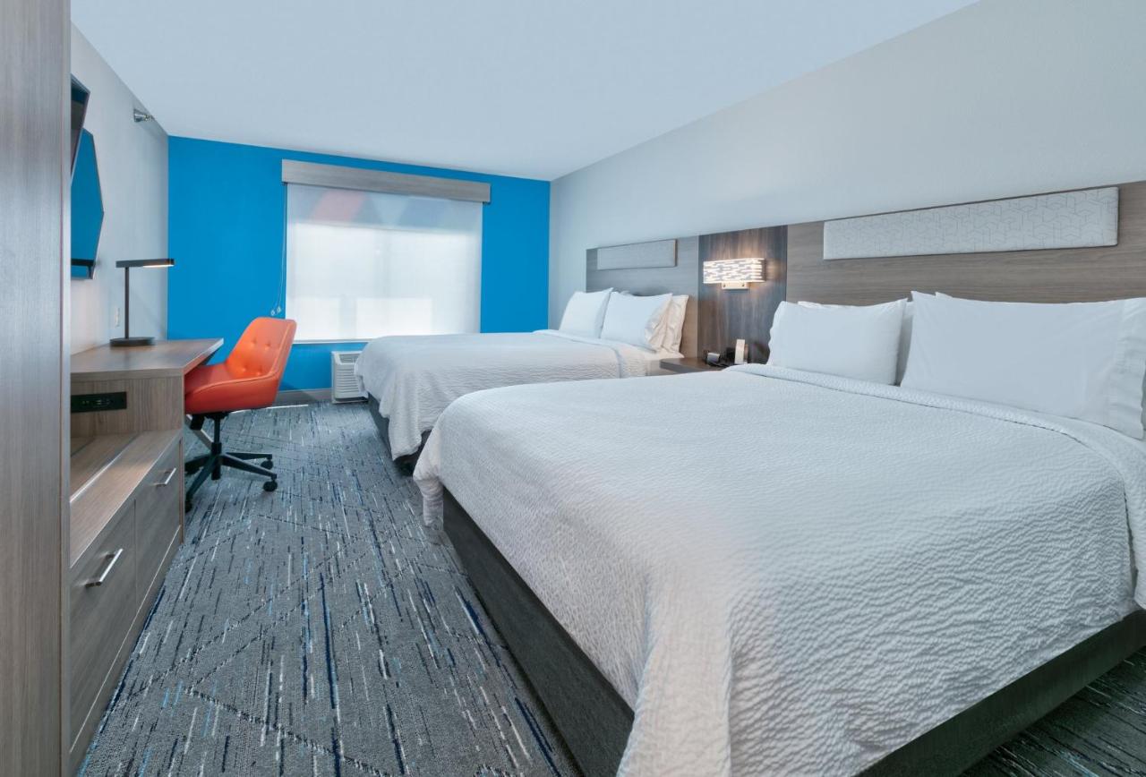 Queen Room with Two Queen Beds at Holiday Inn Express Hotel & Suites Minneapolis SW - Shakopee by IHG