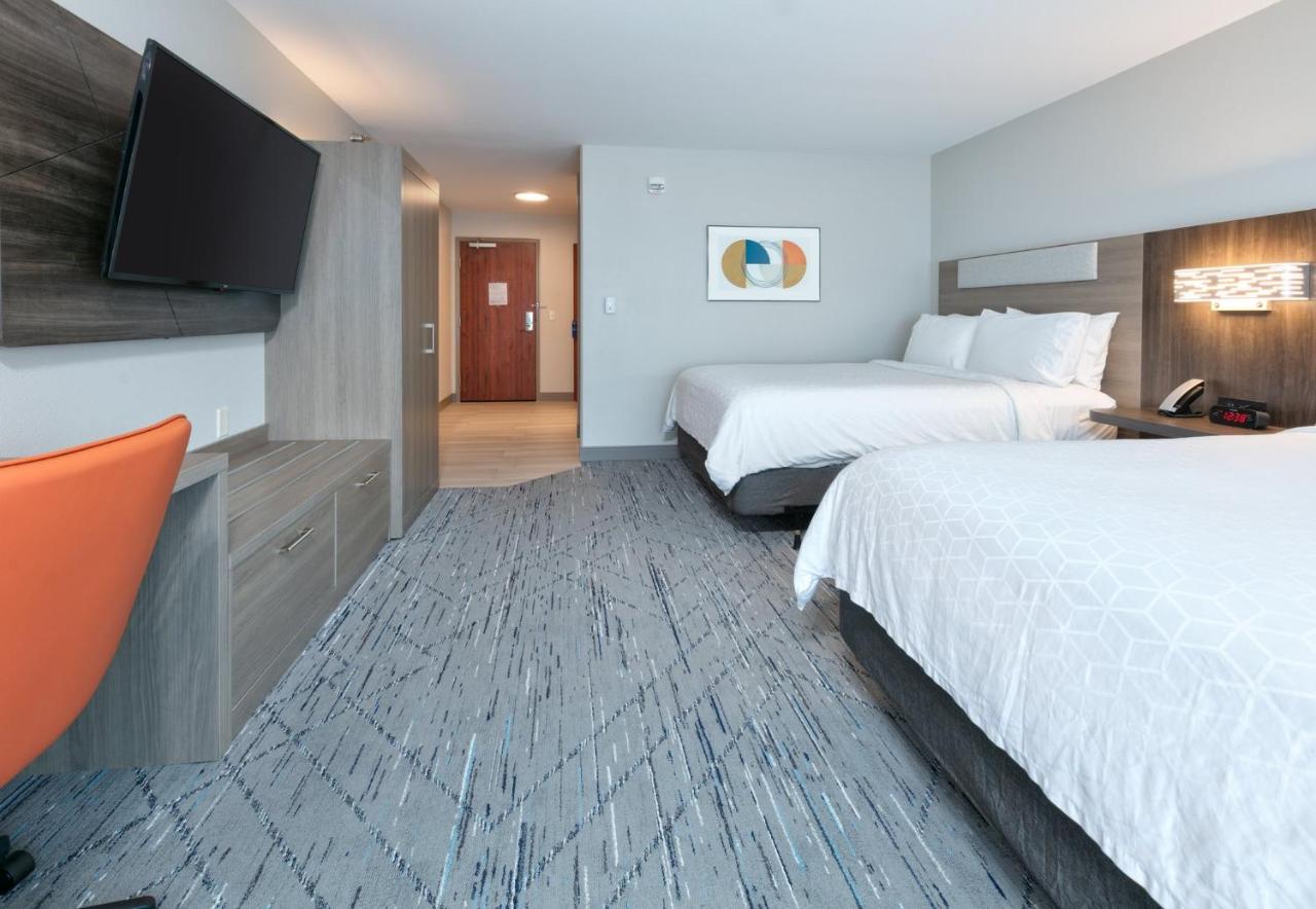Queen Room with Two Queen Beds - Disability Access at Holiday Inn Express Hotel & Suites Minneapolis SW - Shakopee by IHG