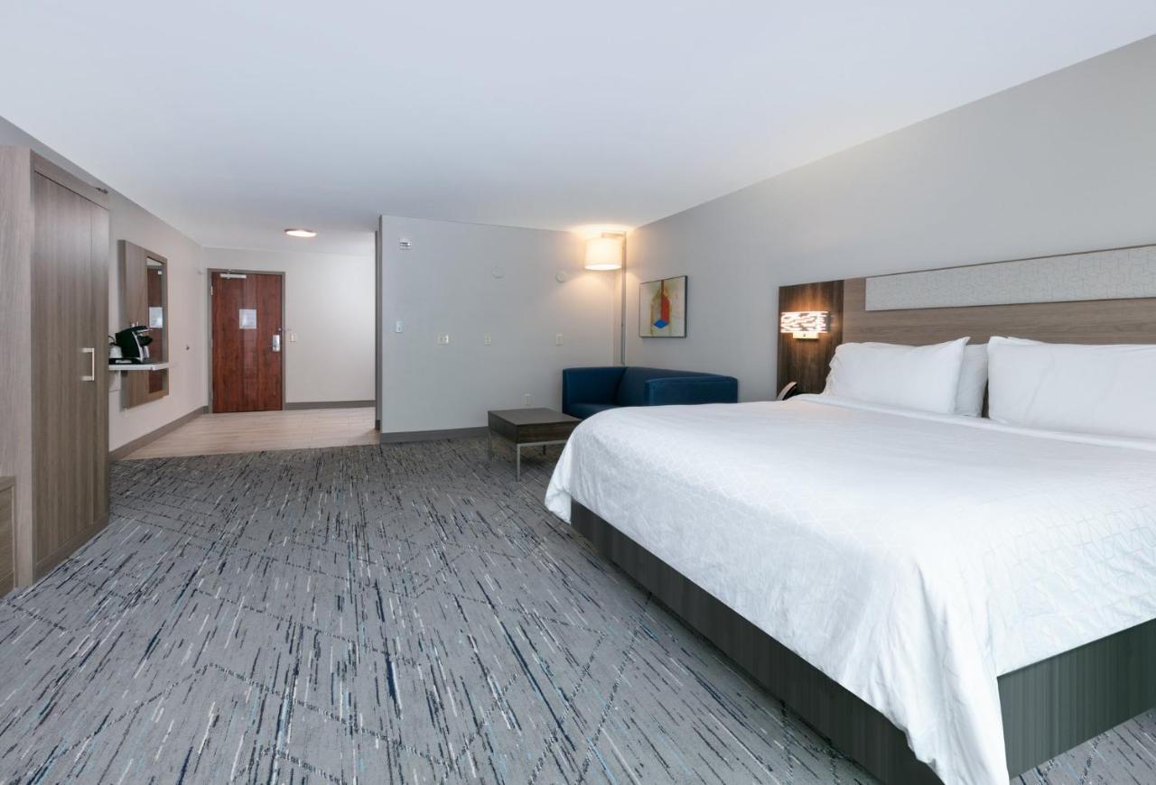King Suite - Disability Access at Holiday Inn Express Hotel & Suites Minneapolis SW - Shakopee by IHG