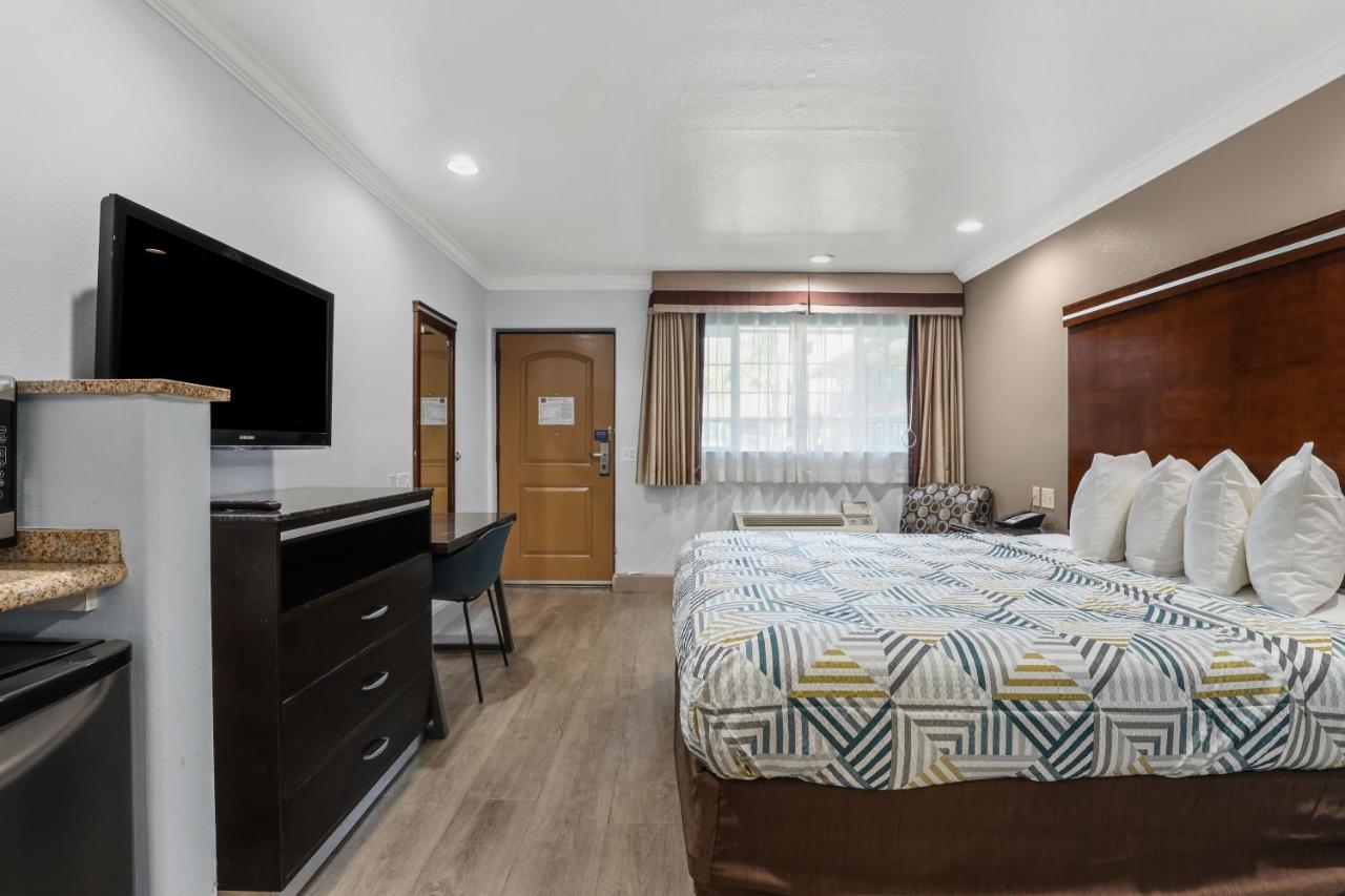 King Room with Roll-in Shower - Disability Access - Non-Smoking at Motel 6 Carlsbad, CA - North Near Legoland