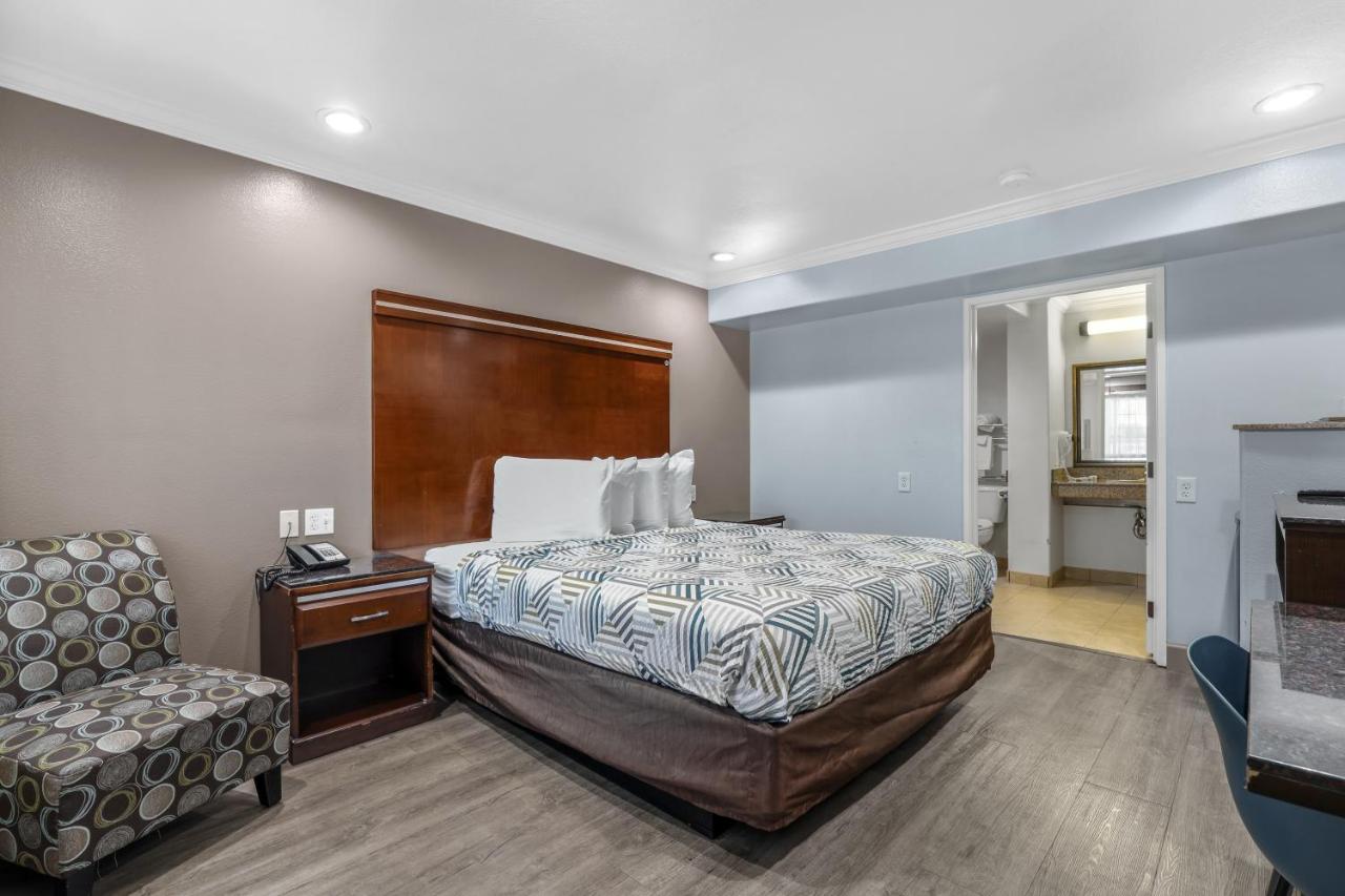 King Room with Roll-in Shower - Disability Access - Non-Smoking at Motel 6 Carlsbad, CA - North Near Legoland
