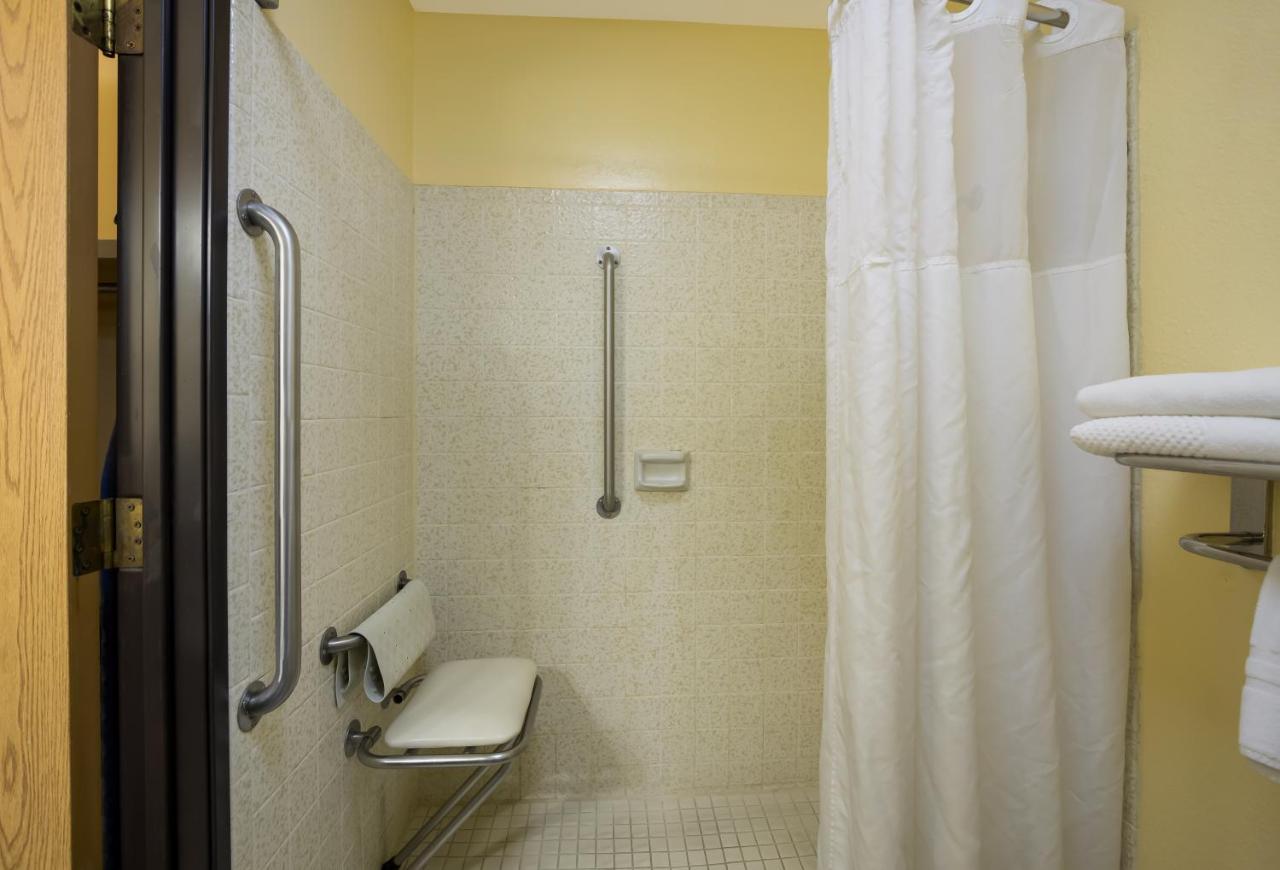 Queen Room - Accessible/Nonsmoking at Quality Inn & Suites Medford Airport