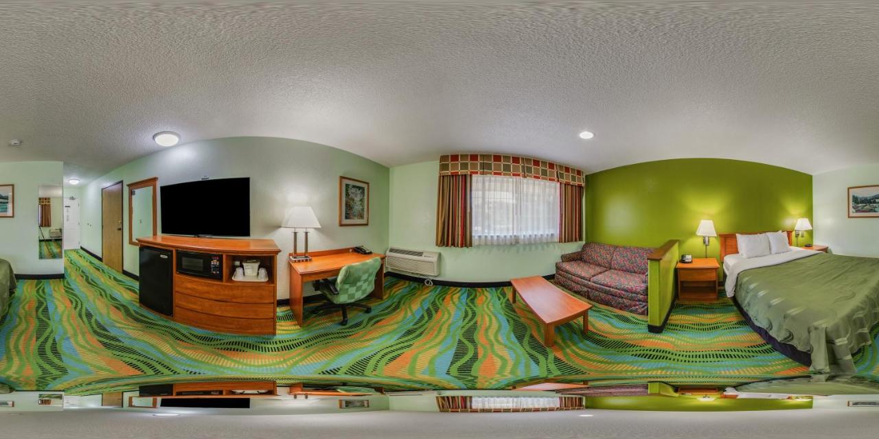 Queen Room at Quality Inn & Suites Medford Airport