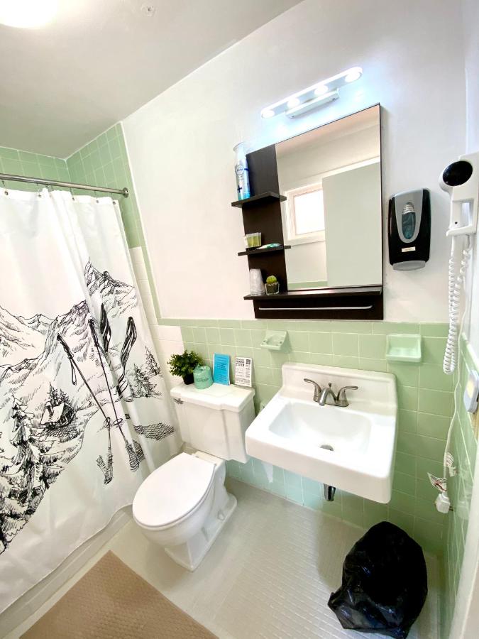 | Snowdon Chalet Motel