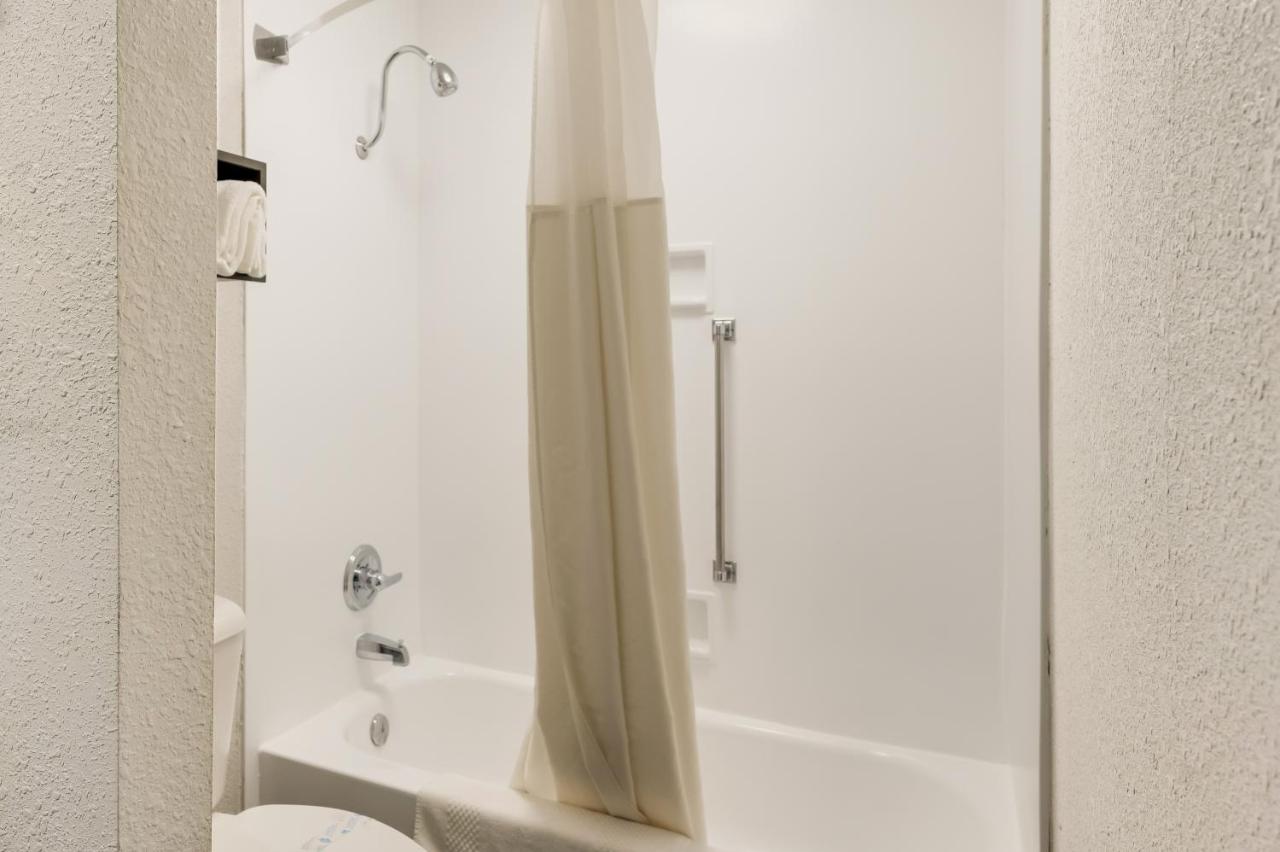 King Suite with Jacuzzi - Non-Smoking at Clarion Inn & Suites Russellville I-40