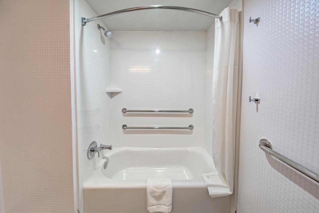 Queen Room - Disability/Hearing Accessible with Bathtub at Hampton Inn Orlando-Maingate South