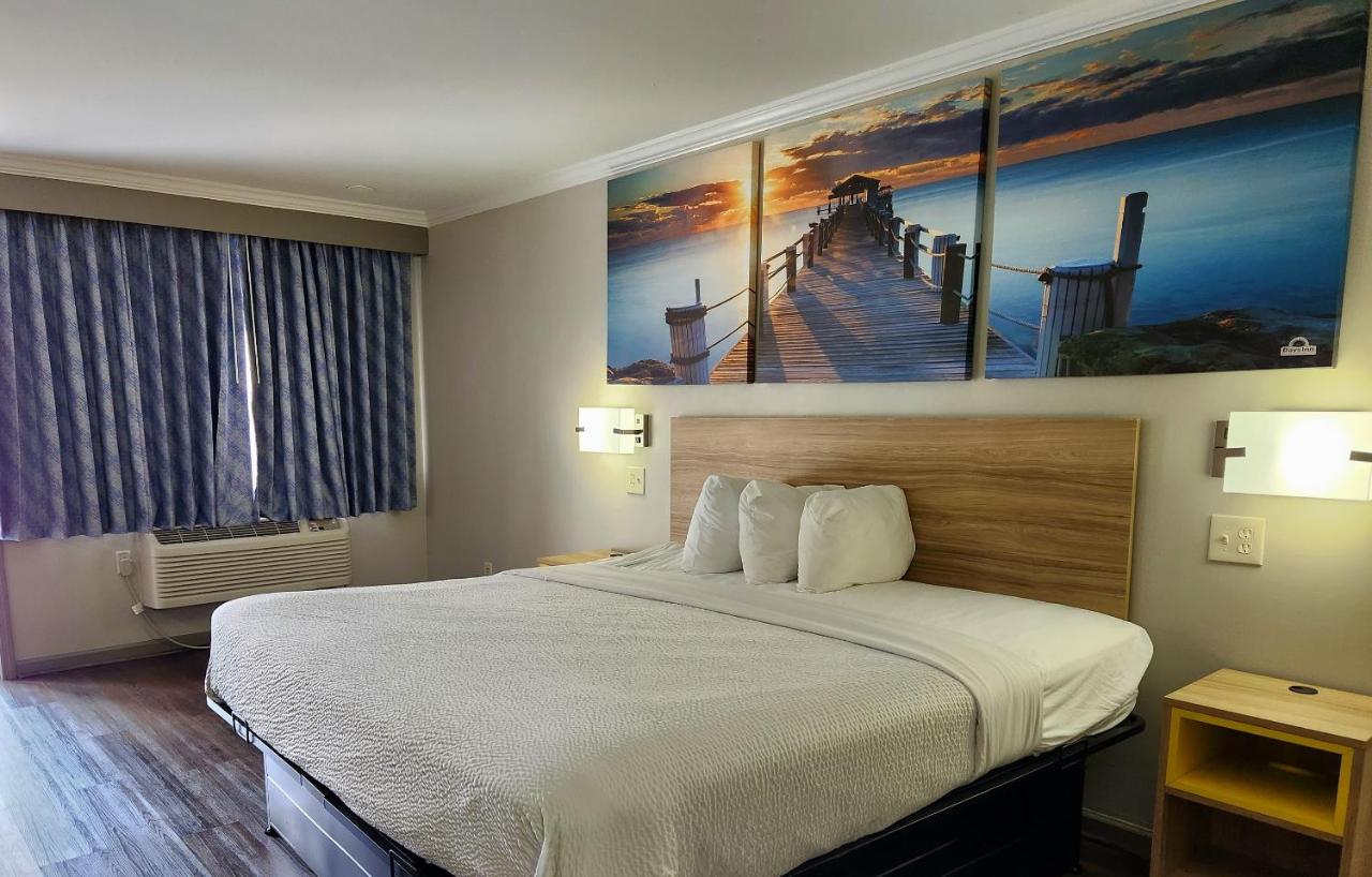 King Room - Disability Access - Smoking at Days Inn by Wyndham Slidell