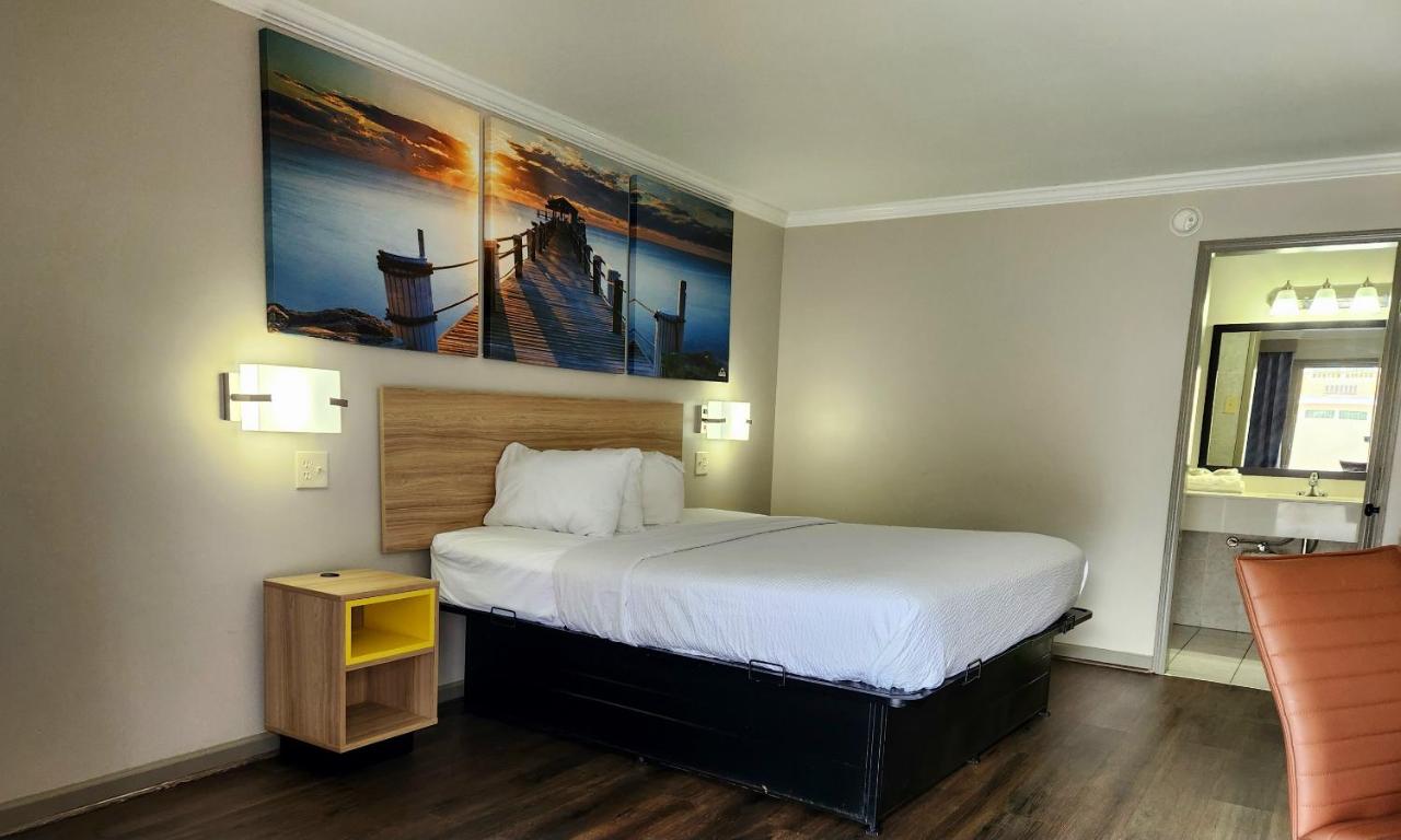King Room - Disability Access - Smoking at Days Inn by Wyndham Slidell