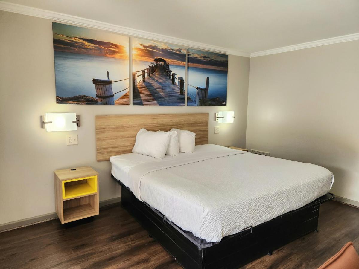 King Room - Disability Access - Smoking at Days Inn by Wyndham Slidell