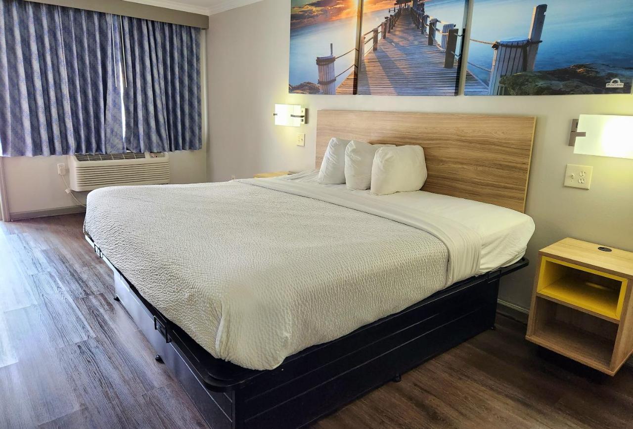 King Room - Disability Access - Smoking at Days Inn by Wyndham Slidell