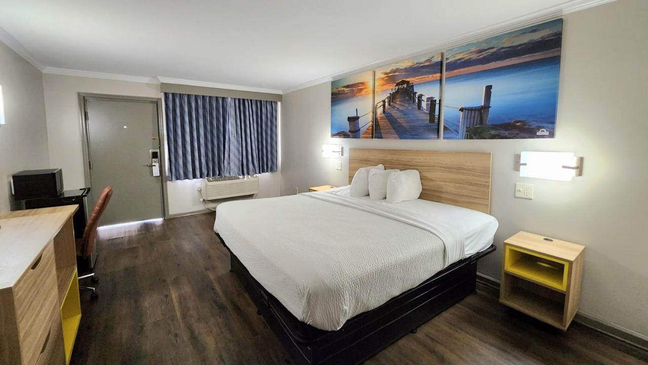 King Room - Disability Access - Smoking at Days Inn by Wyndham Slidell
